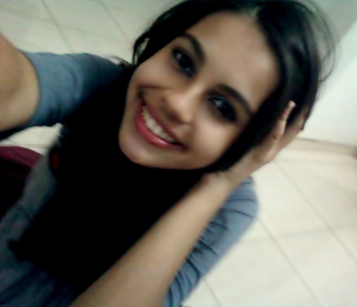 Baiana, 16 anos, Rioantoniense,Flamenguista apaixonada e defensora, extrovertida, bagunceira de muitos colegas e poucos amigos. Follow me?