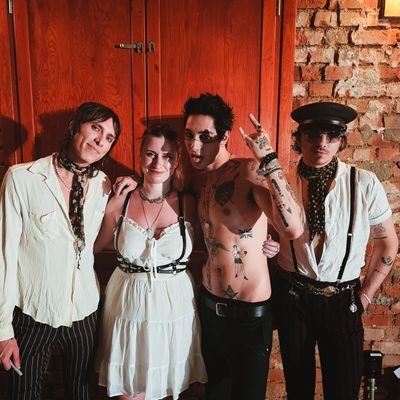 29yo | 🇨🇿 | always planning tattoos or tours | Palaye said I'm not a trash so shush