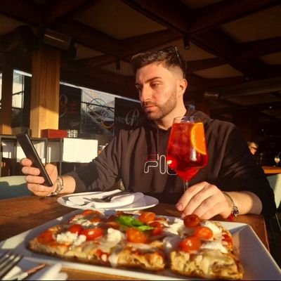 Degrado, follia e totale odio verso il prossimo. Vivo la mia vita un quarto di pizza per volta. 🍕
🏡📍Puglia
🏳️🌈
