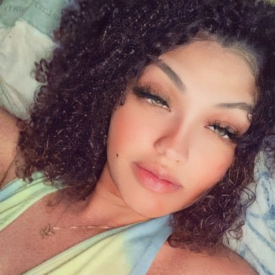 Big mama, ima shit talker I see 'em copy every look, I got a few daughters Every check I deposit got a few commas Pretty bitch, mouth slick, I'm a good problem.