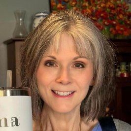 ellepacestudio's profile picture. The daughter of a creative mother and a business-oriented father, she found her start early in life painting and creating. From age 12 she began selling her art