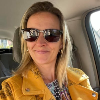 La vie fleurit par le travail les rêves donnent du travail les folies sont les seules choses qu'on ne regrette jamais. eh moi j’ai confiance en moi 🌹❤️