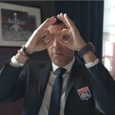 Nous sommes les Lyonnais On lachera jamais On à qu'une seule fierté L'Olympique Lyonnais Allez Allez Allez ! Pauvre tringle à rideau