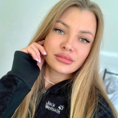 whiteflower009's profile picture. There is no right choice in this world. We just have to work hard to make the original choice correct.