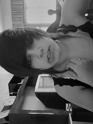 Ariana, 16 anos, solteira, caseira, skate, rap e irmã do @lucasgvt3 . Prazer, Paola.