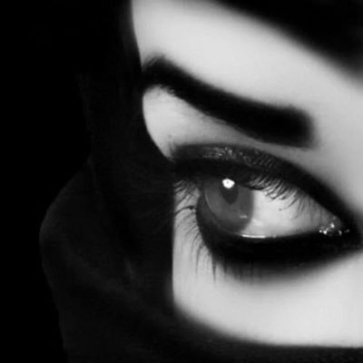 اصنع لنفسك بنفسك ولا تصنعها عن طريق الاخرين ثق بالله قبل كل شي واعلم انا ماكتبه الله لك كله خير وجعل لنفسك هدف لتحقيق حلمك .خذ قاعده..لا تنظر للخلف ابد ..