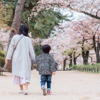 宝塚専用に作ったアカウント。大阪在住です。一路真輝さんから始まった宝塚人生です。凰稀かなめ→澄輝さやと→芹香斗亜 宙組メインで観てます。ディズニーのドナルドも大好きです。 スイーツ食べ歩いてます。旦那と猫2匹に囲まれて、暮らしております。2018年に息子出産。
