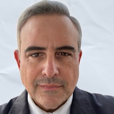 Consultor, profesor, padre, republicano, defensor de las libertades individuales y enemigo de toda arbitrariedad, sectarismo y privilegios políticos inmorales.