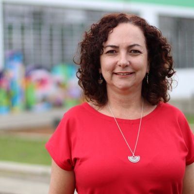 Leo y tecleo al pie de un volcán. Zoon muy politikon. Profe @umanizales. Dirijo @Barequeo. Escribo en @elespectador. Dudo, me contradigo y cambio de opinión.