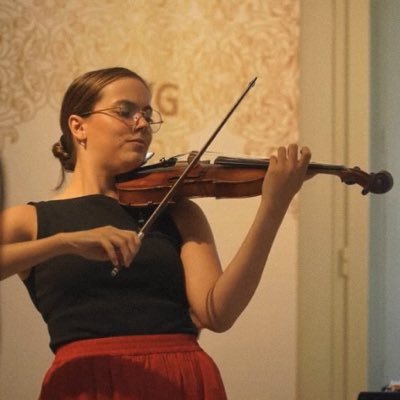Violinista. Tenerife, Madrid, San Sebastián. RCSMM, CSKG, Musikene