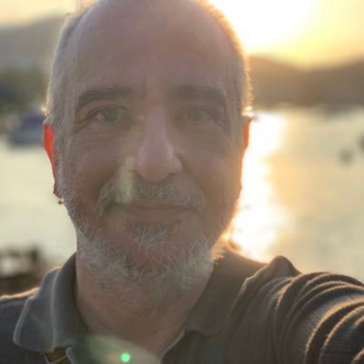Escrevo bissextamente. Tenho uma editora legal, a Z•Edições. Trabalho como Product Owner quando me deixam/querem. (Ele/Dele)