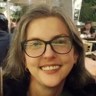 Nacida en Caracas, sangre portuguesa, viviendo en Chile desde 2002.
Mamá del Pollo y Milo.