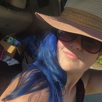 wheel of time fan(will talk for hours on this if given the opportunity), 
mama of one,
fantasy lover,
BOOKS, Miniature artists 

she/her