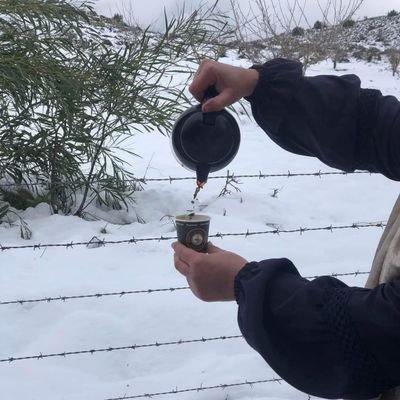 كل مافي الكون مبني على القفز ويستمر بالدوران.
منذ أن عرفت معني أسمي وأنا لا أتوقف عن الهطول.