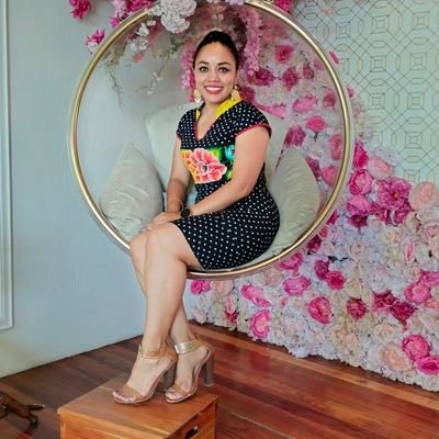 Psicóloga, Docente, Instructora independiente, Mamá de dos, Hija. Conocedora de nada, Aprendíz de todo. Amo la poesía. Lectora. Melómana.