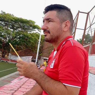 Joven, padre de Juliana, emprendedor, amante de la música Popular , intérprete, amante y bohemio. Hincha del más grande América de Cali .