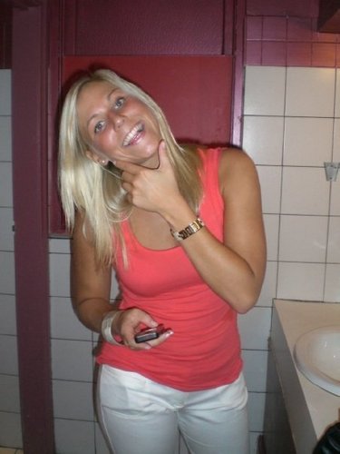 Momsentweeting's profile picture. 