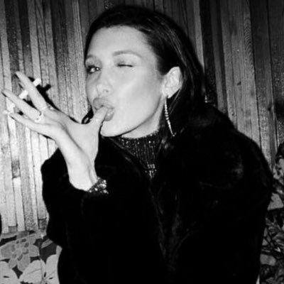 xxxxxlosersclub's profile picture. no good friends. no bad friends. only people you want, need to be with; people who build their houses in your heart 📚 | #booktwt | 21 | she/her