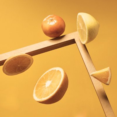 #Accesibilidad comprometida con el #feminismo y la Justicia de la Discapacidad. ALT. Una mandarina y trozos de limón y naranja flotan sobre un marco de madera.