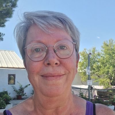 EllaPronk's profile picture. Ik help je graag met het maken van een originele verpakking, een presentje of ik bedruk een tas of t-shirt met een tekst naar wens.