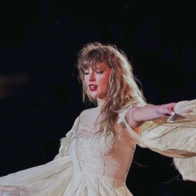 lovestoryluvr's profile picture. #1 folklore & evermore enjoyer