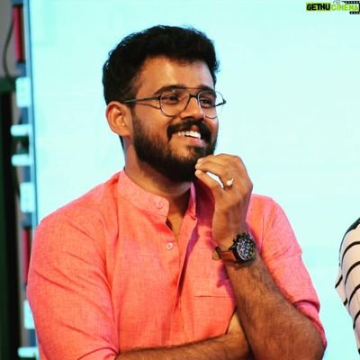 അകലം പാലിക്കുക... കാരണം, മാടമ്പള്ളിയിലെ ആ മനോരോഗി ഞാനാണ് 😈