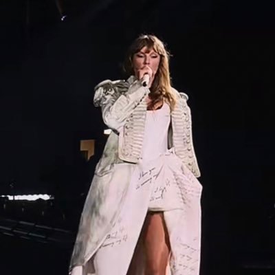 felixswift22's profile picture. i feel so high school…