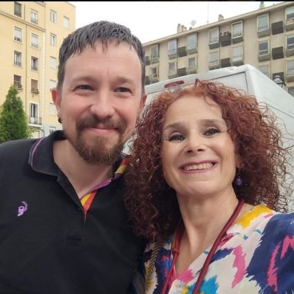 Antifascista y de Podemos hasta que me muera. Lucho por los derechos humanos, amiga de mis amigos y orgullosa de ser extremeña.