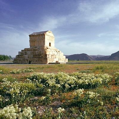 یک کلام ، سرباز رضا شاه دوم .میهن پرست . چو ایران نباشد تن من مباد .معتقد به ایران اریایی،کوروش اسوده بخاب فرزندت بیدار است