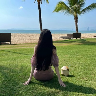 True friends are not those with whom you have endless things to talk about, but those with whom you don’t feel awkward even if you don’t say a word.