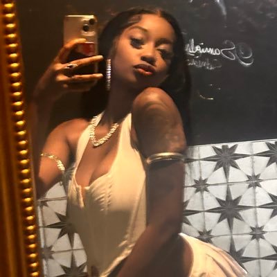 lesbian. certified lash tech. IG: noelle.thesinger