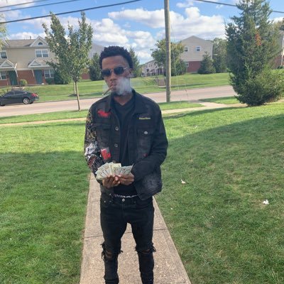 i love sports ⚾️ ⚽️🏈🏀🏒🥊& Money!!!🫰🏾💰💵💸 imma scientist 👨🏾🔬🧪