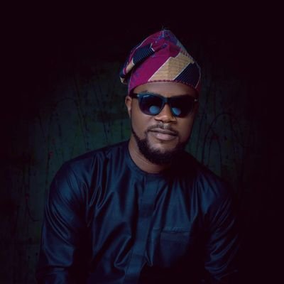 Toluwabori_'s profile picture. σωφροσύνη. 

Towards the perfect man.