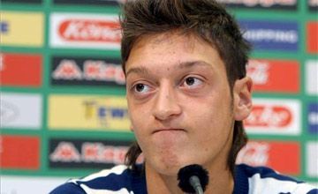 Soy jugador del Real Madrid y de la selección alemana. Estoy a las ordenes de Mou y su dedo me indica el camino del kebab mas cercano y del ojo de Pito Vilanova
