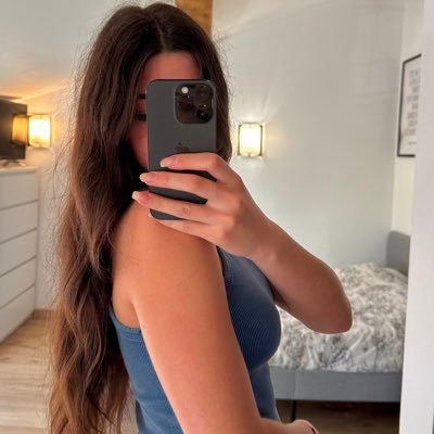 carlahnz's profile picture. 