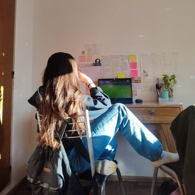 🍀 escribo, a veces.
Soy mitad música, estudiante de medicina, cronopio.