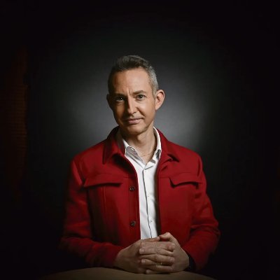 Nous sommes les vestes de @IanBrossat, le sénateur communiste trop bien sapé qui froisse les droitards sur les plateaux. Lien de parenté avec @VesteTondelier.