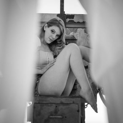 Geeky gamer model who loves to climb trees!
@teriamodel.official