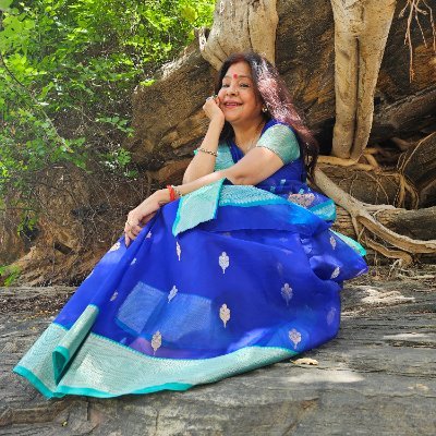 देश की मिटटी की ख़ुशबू में रची-बसी हूँ
राष्ट्रसेवा और लोकसंस्कृति की धरोहर संजोना यही मेरा धर्म!
परिवार संगीत,साहित्य,यात्रायें,ग्रामसमाज यही मेरा जीवन!