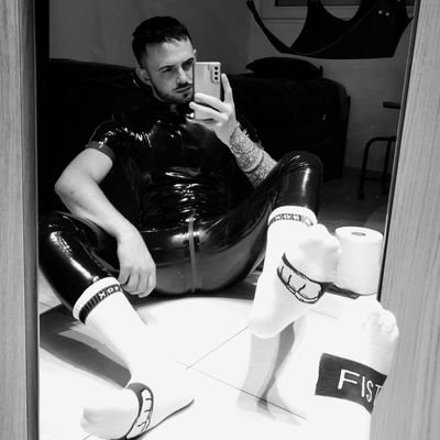 French Kinky boy into: sportwear👟rubber🖤 puppyplay🐾bondage⛓️FF👊and more ...😈⤵️