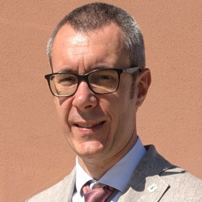 Padre di tre figli. Scandianese. Europeo. Professore associato c/o UniPR