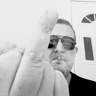 Blues and rock lover.
Stari olinjali frik.
Boem i hedonista.