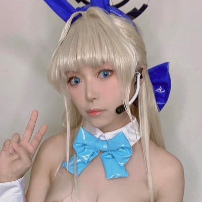 For those wondering, the beautiful girl on my profile images is @/manjiu1001_