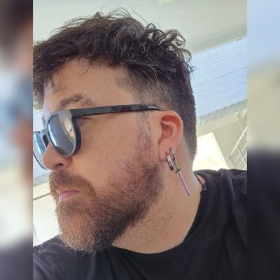 marxista artista e fudido.
não necessariamente nessa ordem