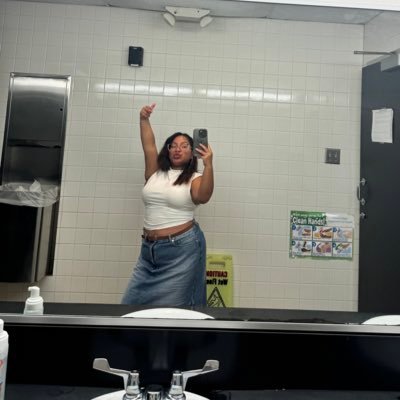 tinyy1221's profile picture. I’m new to this so bare w/ me 🥴