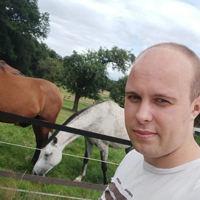 b_tkhg's profile picture. 