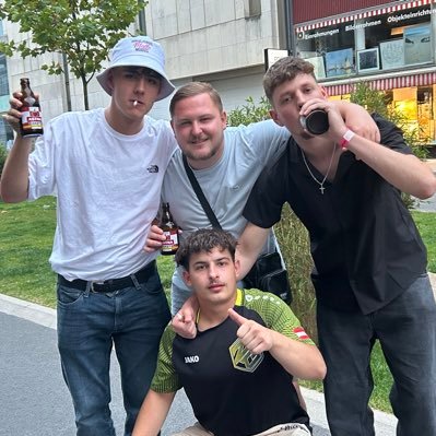 Leader for @MainTeamMCE🎮 @i__lucky__i_🤝 @zlRelct♿ @vFlipperx🐬 @xScxrpion🦂 @wshSmash🏆 @xRyZe23🇷🇸 @xZorro45 Astra Rakete Boy🍺