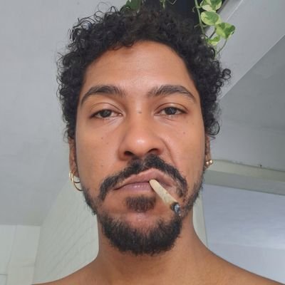 Não tenho gang, nem tenho bonde. Carrego o B.O de ngm no meu nome.