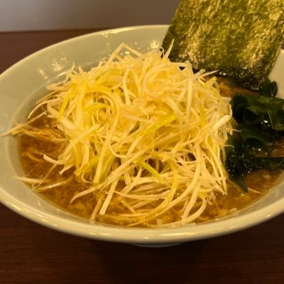 当店は背脂豚骨の専門店です。モーニング営業・土・日・祝日6時〜8時は、煮干し系・限定ラーメンの店として営業しております。 定休日 水曜日 毎月8の付く日はネギラーメンDAY ネギトッピング無料(セルフ)無くなり次第終了