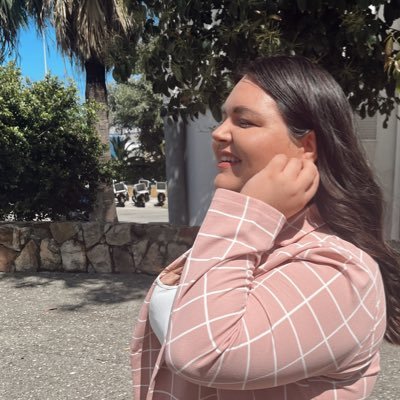 🗞 Periodista. Hago teatro y a veces subo vídeos a YouTube.